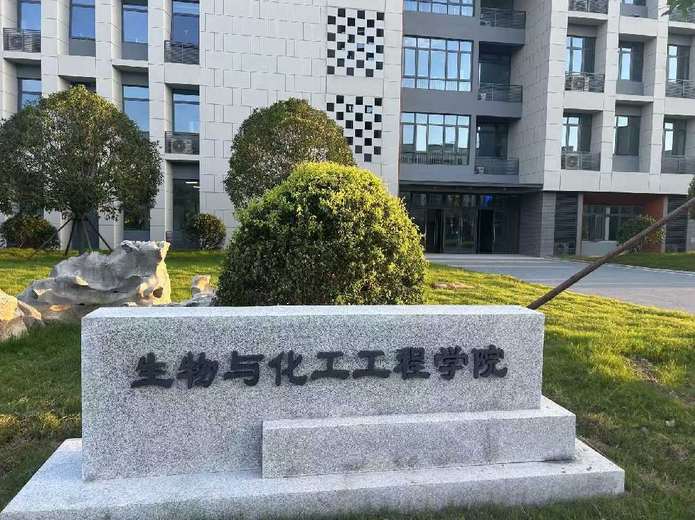 喀什扬州职业大学体育场高杆灯项目